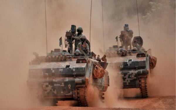 Anggota Tentera Darat Malaysia menunjukkan kekuatan perisai jenis ACV 300 ADNAN- 81 mm Mortar ketika sesi Latihan Kuasa Tembakan 2021 yang dianjurkan Angkatan Tentera Malaysia (ATM) di Kem Syed Sirajuddin, Gemas pada Khamis. - Foto Bernama