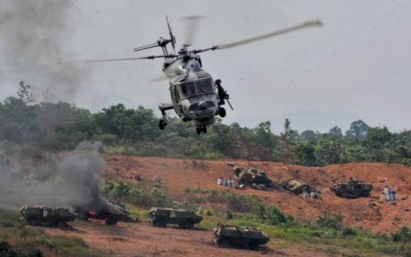 Anggota Tentera Laut menunjukkan kekuatan Helikopter Super Lynx ketika sesi Latihan Kuasa Tembakan 2021 yang dianjurkan Angkatan Tentera Malaysia (ATM) di Kem Syed Sirajuddin, Gemas pada Khamis. - Foto Bernama