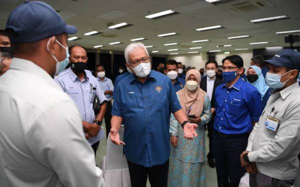 Hamzah (tengah) beramah mesra bersama peserta ODP sempena program kolaborasi antara Jabatan Penjara Malaysia dengan Panasonic Appliance Air Corndation Malaysia Sdn Bhd hari ini. - Foto Bernama