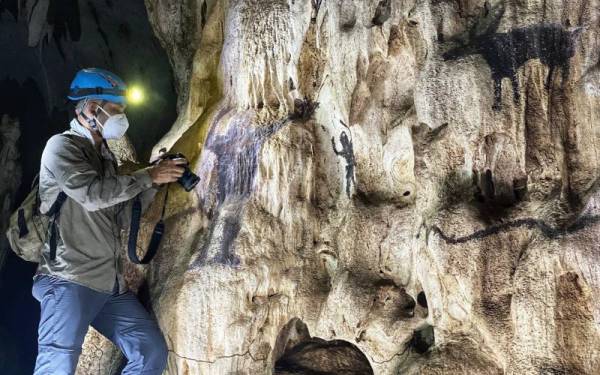 Salah seorang peserta yang membuat tinjauan bersama JWN menunjukkan lukisan purba yang terdapat di dinding Gua Semadong pada Khamis.
