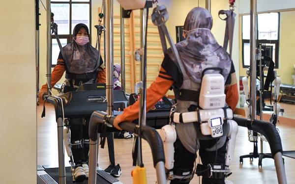 Pesakit menjalani fisioterapi dengan menggunakan Robot Suit Hybrid Assistive Limb ketika tinjauan di Pusat Rehabilitasi Perkeso Kuala Terengganu. - Foto Bernama