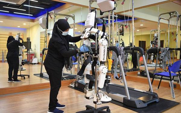 Petugas kebersihan melakukan kerja-kerja sanitasi pada peralatan selepas digunakan oleh pesakit yang menjalani fisioterapi di Pusat Rehabilitasi Perkeso Kuala Terengganu. - Foto Bernama