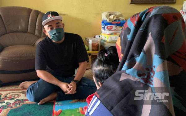 Awin (kanan) ketika ditemuramah wartawan Sinar Harian Johor Bahru, Shafiq Tino di rumahnya di Tampoi pada Khamis.