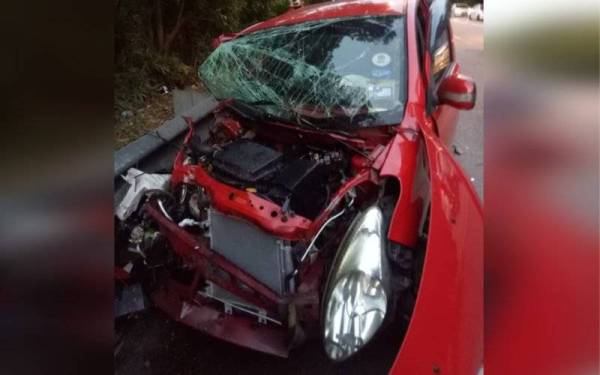 Keadaan kereta Perodua Myvi selepas terbabit kemalangn dengan sebuah kereta lain di Jalan Seremban-Kuala Pilah. (Gambar ihsan bomba)