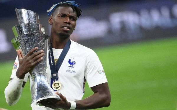 Pogba ketika menjulang trofi Liga Negara-Negara UEFA bersama Perancis di San Siro, Milan, 10 Oktober lalu. FOTO: AFP