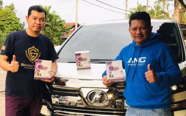 Badrul Hisham (kiri) bersama rakan menunjukkan produk C2Joy.