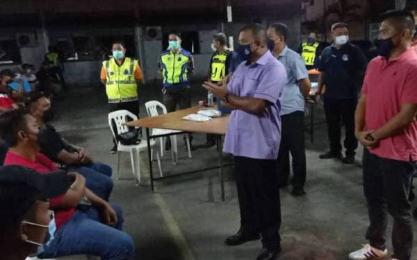 Ayob Khan (tengah) ketika bertemu dengan operator bot pelancong yang dipanggil untuk jalani saringan ujian air kencing dan Covid-19 di IPD Mersing malam khamis.