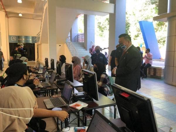 Taufiq meninjau pelaksanaan pendaftaran kemasukan semula pelajar ke kampus utama UMS di Kota Kinabalu.
