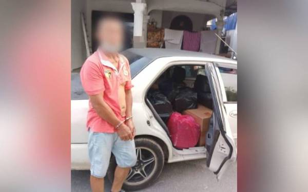 Suspek ditahan bersama muatan rokok kontraband dalam kereta miliknya dibawa ke IPD Batu Pahat untuk membantu siasatan.