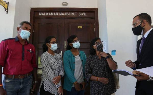 Naresh (kanan) bertemu dengan Santhi (dua dari kanan) dan ahli keluarganya di mahkamah.