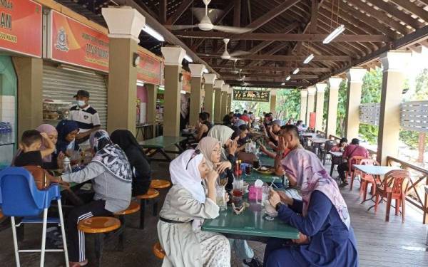 Suasana di Anjung Selera kembali meriah pada Jumaat.