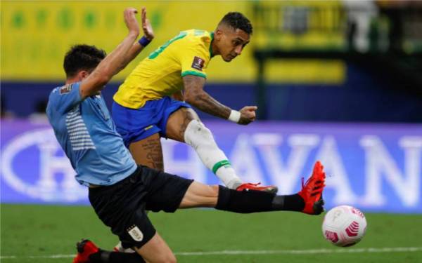 Raphinha (kanan) melakukan percubaan ke arah gawang Uruguay di Arena Amazonia, Manaus, Brazil, FOTO: EPA