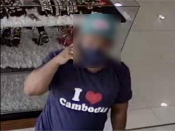 Polis memburu seorang lelaki bagi membantu siasatan kes kecurian barang kemas bernilai RM10,550 di sebuah kedai di bandar Machang, 13 Oktober lalu.