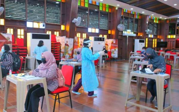 Proses pendaftaran kemasukan pelajar pada hari ini berjalan lancar selaras dengan SOP ditetapkan Kementerian Pengajian Tinggi.