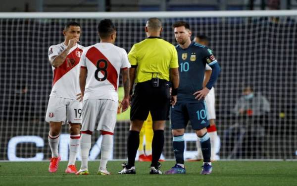 Kapten Argentina, Lionel Messi bersama pemain Peru, Christian Cueva (dua dari kanan) dan Yotun semasa perlawanan di Buenos Aires, FOTO: EPA