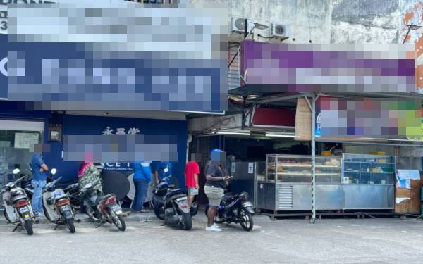 Pengunjung Restoran Mohamed Raffee beratur di luar kedai berikutan perkhidmatan dine-in masih belum dibenarkan di premis berkenaan.