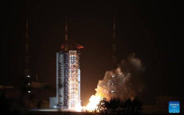 China berjaya melancarkan satelit penerokaan solar pertamanya ke angkasa lepas dari Pusat Pelancaran Satelit Taiyuan, Provinsi Shaanxi China pada 6.51 petang Khamis.- Foto Xinhua