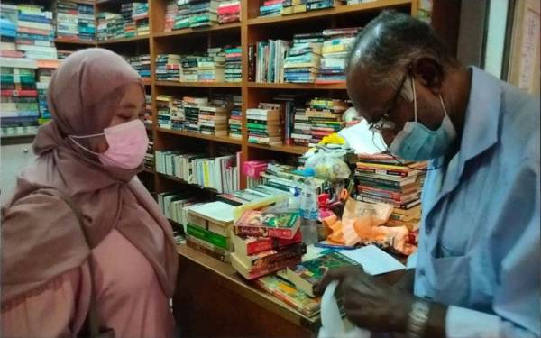 Vellu (kanan) menyatakan sudah cukup tempoh untuk dia berkorban masa dan tenaga demi menjaga sebuah kedai buku.