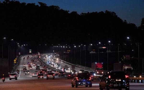 Aliran trafik menuju ke utara dan masuk ke ibu kota dilihat meningkat di kedua-dua arah menjelang cuti hujung minggu berikutan orang ramai yang telah lengkap dua dos vaksin dibenarkan untuk merentas negeri bermula 11 Oktober lalu ketika tinjauan foto Bernama di Lebuhraya Utara Selatan berhampiran Plaza Tol Sungai Buloh hari ini.