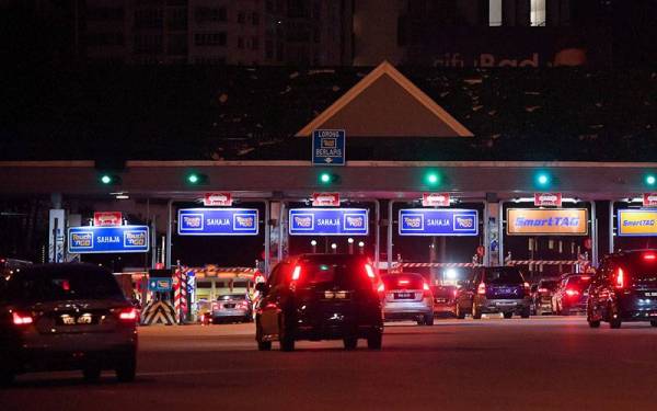 Aliran trafik menuju ke utara dilihat meningkat menjelang cuti hujung minggu berikutan orang ramai yang telah lengkap dua dos vaksin dibenarkan untuk merentas negeri bermula 11 Oktober lalu ketika tinjauan foto Bernama di Plaza Tol Duta hari ini.