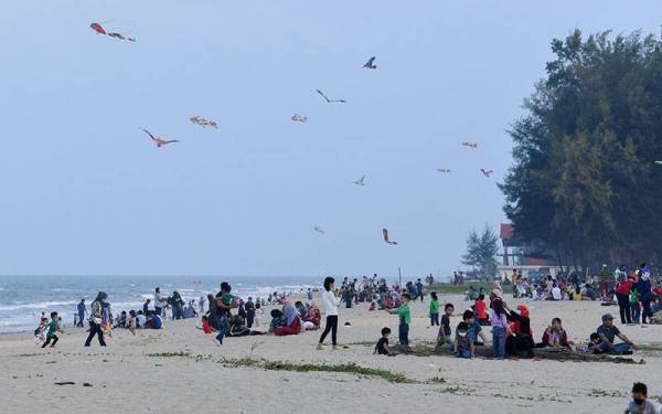 Pengunjung beriadah santai di Pantai Batu Burok selepas kerajaan membenarkan aktiviti rentas negeri di seluruh negara bermula 11 Oktober lepas.