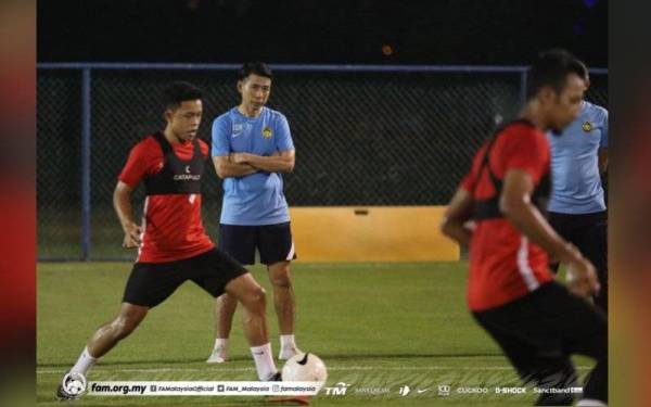 Cheng Hoe ketika mengendalikan latihan skuad Harimau Malaya. - Foto Football Association of Malaysia