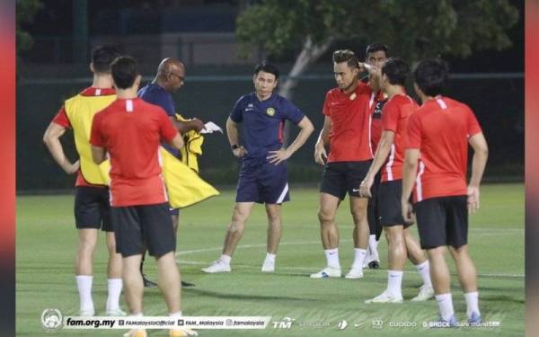 Cheng Hoe ketika mengendalikan latihan skuad Harimau Malaya. - Foto Football Association of Malaysia