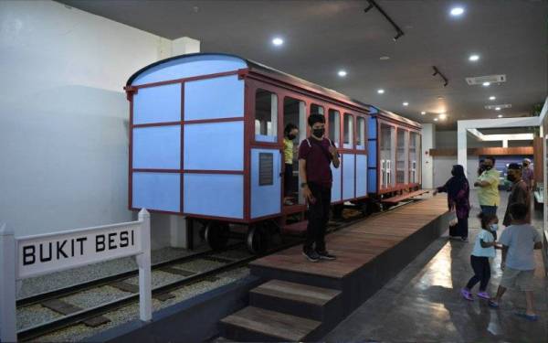 Gerabak kereta api penumpang di Bukit Besi yang membawa penduduk dipamerkan di Muzium Bukit Besi.- Foto Bernama
