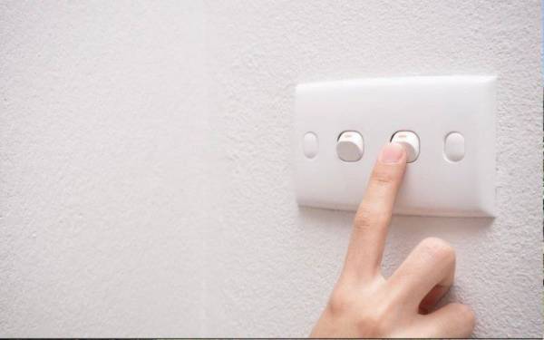 TNB menasihatkan orang ramai mematikan dan menutup suis semua peralatan elektrik seperti peralatan pemanas air serta seterika sebelum meninggalkan kediaman.