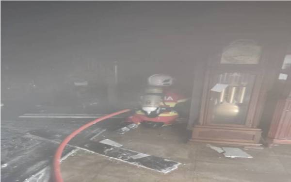 Anggota bomba bertungkus-lumus memadamkan kebakaran.