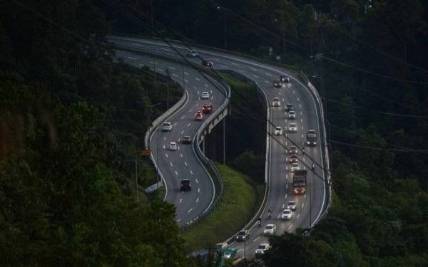 Aliran trafik di kebanyakan lebuh raya utama di negara ini hari ini berjalan lancar dan tiada sebarang kesesakan dilaporkan susulan aktiviti merentas negeri telah dibenarkan sejak, Isnin lalu. - Foto Bernama