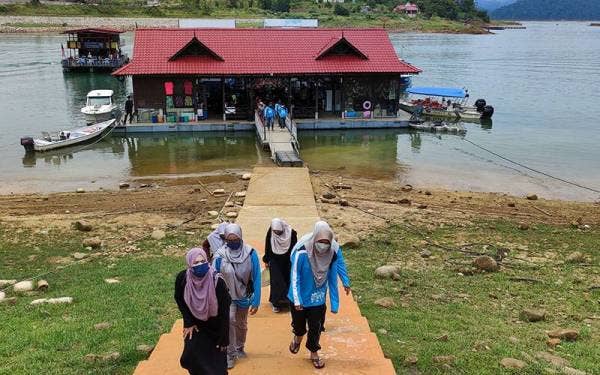Tasik Kenyir menerima 15,000 pengunjung pada Jumaat.