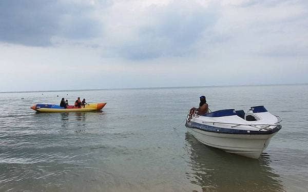 Siti Saleha bersama rakan-rakannya tidak melepaskan peluang menaiki 'banana boat' yang disediakan di Batu Ferringhi.