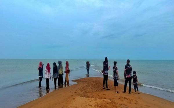 Pantai Mek Mas kembali meriah dengan kedatangan orang ramai selepas fenomena 'laut terbelah' di kawasan itu tular di media sosial.
