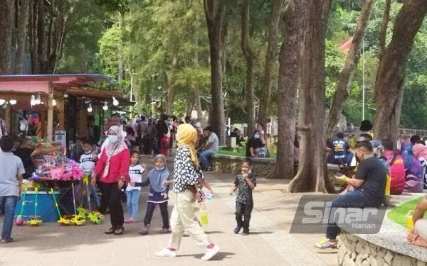 Peniaga di Pantai Teluk Cempedak gembira dengan kehadiran pengunjung ke pantai itu biarpun bilangannya masih belum begitu ramai.