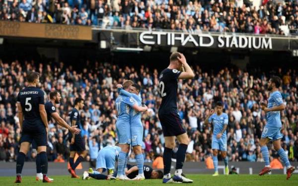 De Bruyne meraikan jaringan bersama pemain Manchester City lain semasa melayan kunjungan Burnley di Stadium Etihad, Manchester. -Foto AFP