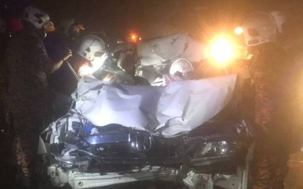 Keadaan kereta yang terbabit kemalangan di Jalan Pinang, Hala Bukit Tongkat, Kluang pada malam Sabtu.