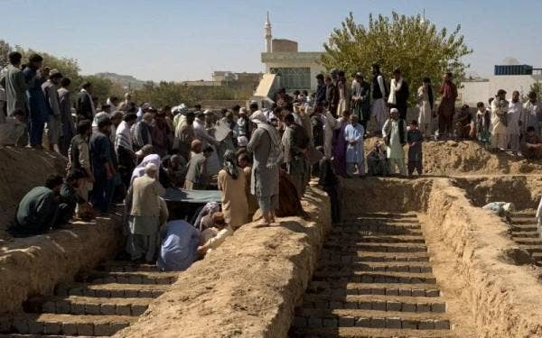 Keluarga mangsa meratapi pemergian saudara mereka dan menggesa Taliban melindungi mereka.- Foto AP