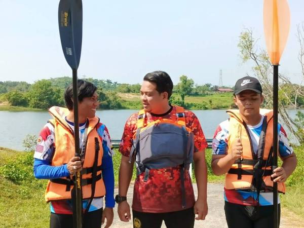 Ahmad Saidi (tengah) turut serta menyertai sesi latihan kayak dilakukan Khairruddin (kiri) dan Muhamad Shahrizal di Kompleks Rakan Muda Kampar pada Ahad.