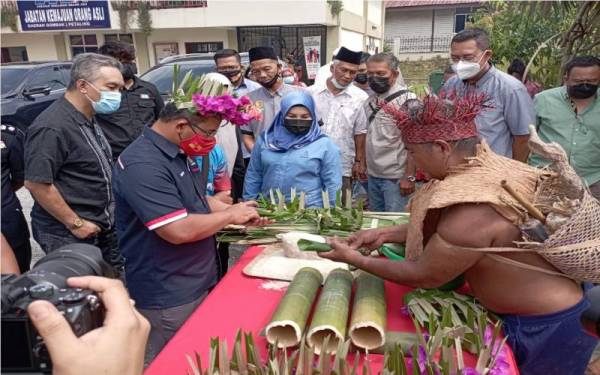 Amirudin (kiri) pada program Jelajah Prihatin bersama Masyarakat Orang Asal Gombak, pada Ahad.