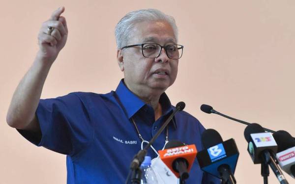 Ismail Sabri berucap pada Upacara Pemakaian Pangkat Ketua Polis dan Timbalan Ketua Polis Daerah Bera hari ini. - Foto Bernama