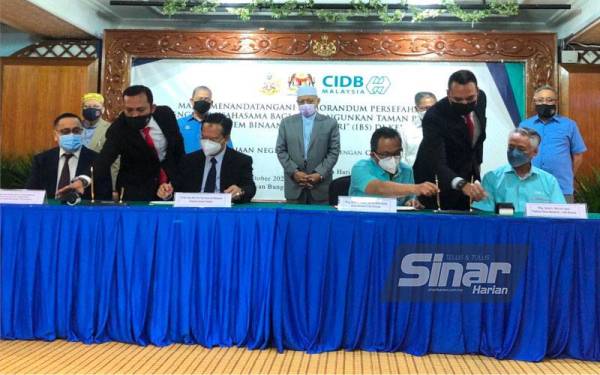 MoU ditandantangani oleh Nazran (lima, kiri) dan Ir Ahmad 'Asri (lima, kanan) yang disaksikan Fadillah (empat, kiri), Ahmad (tengah) serta Mustapa (empat, kanan). - Foto Sinar Harian