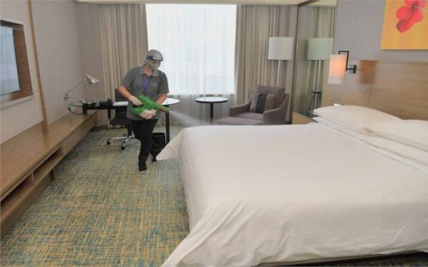Pengurusan Hotel Renaissance telah melakukan pelbagai persediaan mengikut SOP antaranya melakukan kerja-kerja sanitasi di semua bilik penginapan mereka sebelum dan selepas penggunaan sejak semua hotel dibuka kepada orang ramai baru baru ini.  - Foto Bernama