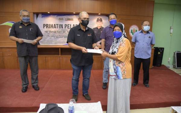 Ronald ketika menyampaikan bantuan Prihatin Peladang kepada penduduk di Sabah yang terjejas ekoran Covid-19 pada Ahad.