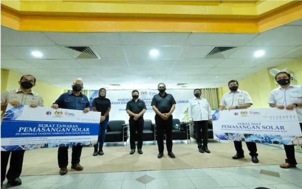 Menteri Tenaga dan Sumber Asli Datuk Seri Takiyuddin Hassan bergambar bersama selepas menyaksikan penyerahan replika surat niat Pemasangan Solar diantara Tenaga Nasional Berhad (TNB) dengan Lembaga Pembangunan Langkawi (LADA) pada Majlis Penyerahan Surat Niat Pelaksanaan Inisiatif Solar di Dermaga Tanjung Lembung, pada Ahad. - Foto Bernama