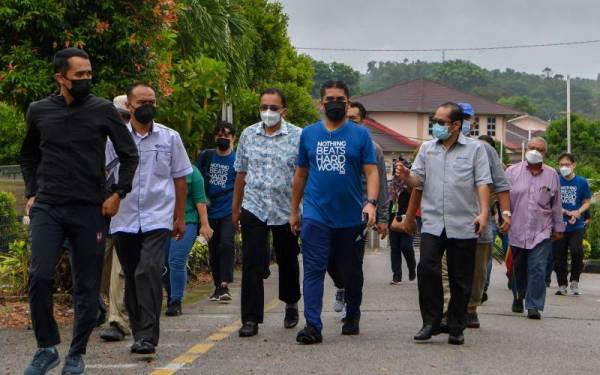Radzi (tengah) semasa mengadakan lawatan mengejut di Sekolah Menengah Kebangsaan Tun Haji Abd Malek dekan Cheng hari ini.  - Foto Bernama