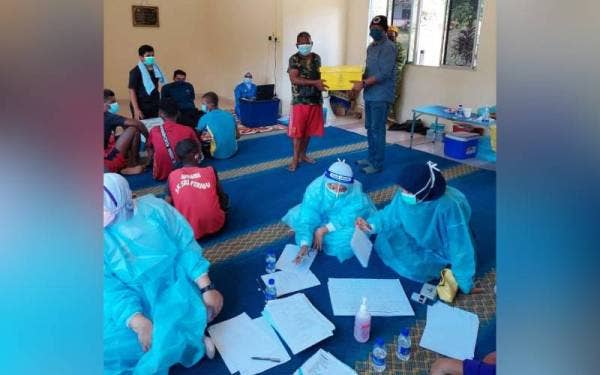 Wakil Raja Perempuan Tengku Anis, Nezalani menyampaikan pek makanan kepada orang asli di pedalaman Gua Musang.