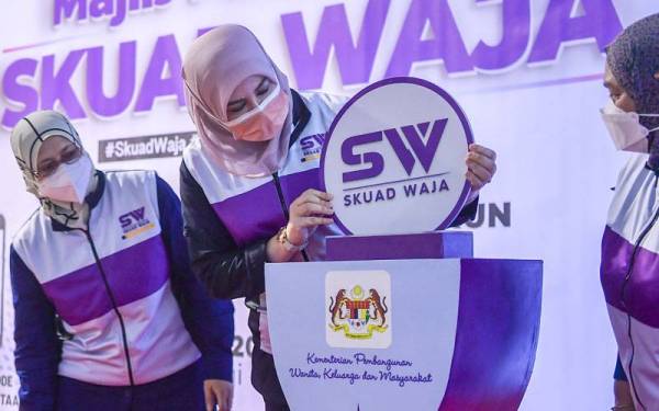 Rina melancarkan Skuad Waja (Wanita Anti Jenayah) hari ini. -Foto Bernama