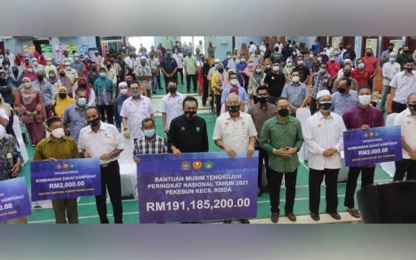 Mahdzir (empat dari kanan) bersama wakil penerima BMT 2021, zakat korporat dan pekebun-pekebun kecil selepas Majlis Pekebun Kecil Makmur Risda Negeri Kedah di Institut Kemahiran Belia Negara (IKBN) Naka pada Sabtu.