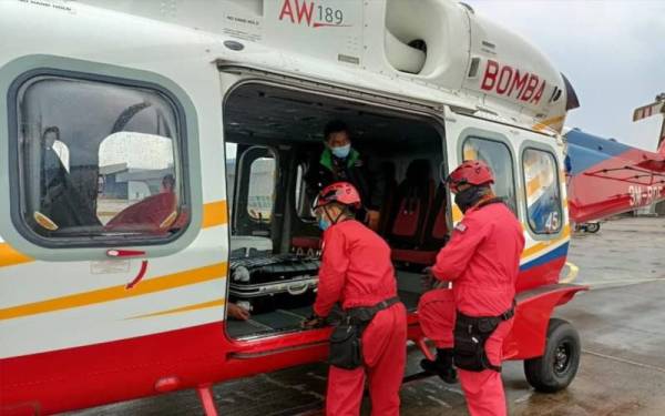 Operasi penerbangan ihsan bagi membawa lima kotak organ manusia untuk kegunaan pesakit di HKL digerak menggunakan helikopter Agusta AW189 dari LTAM Batu Berendam, di sini pada Ahad. - Foto ihsan JPBM Melaka